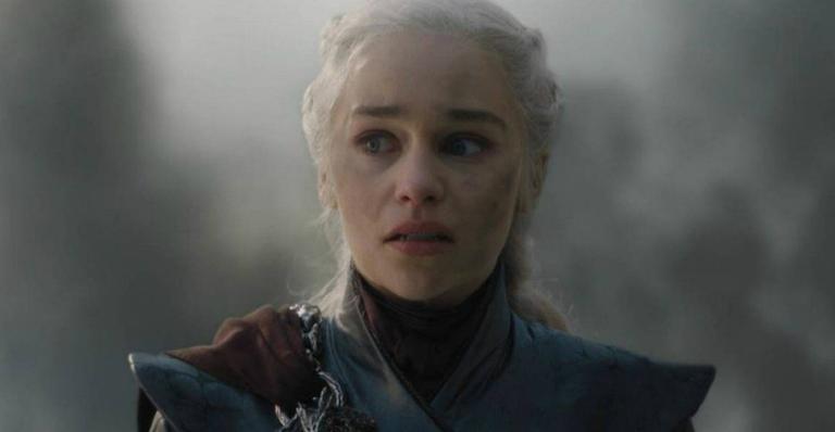 Emilia Clarke revela que foi pressionada a fazer cenas de nudez em ‘Game of Thrones’