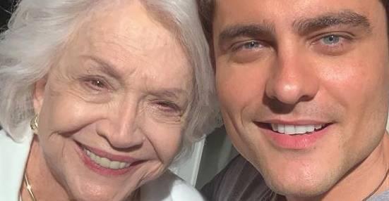 Guilherme Leicam recebe elogio de Nathalia Timberg e se emociona: ”Coisas que dinheiro não compra”