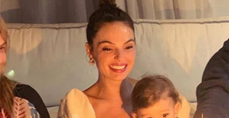 Isis Valverde mostra fotos do ‘Parabéns’ na festa de aniversário do filho