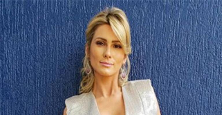 Lívia Andrade surge com decote profundo em look sem sutiã