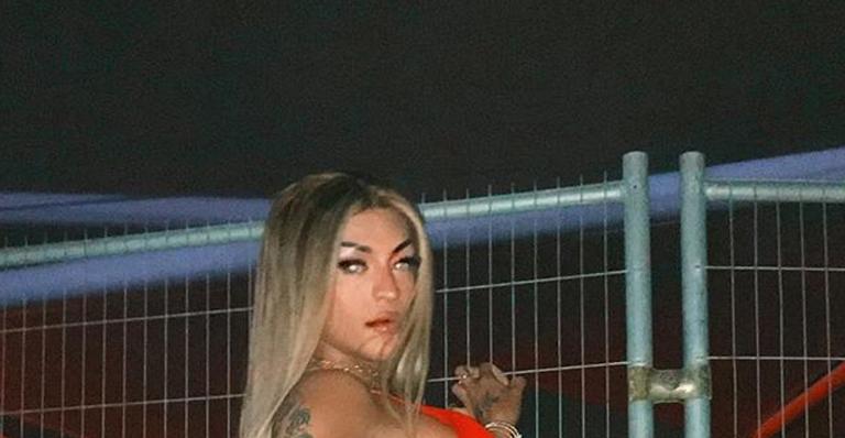 Pabllo Vittar exibe as coxas até o limite com vestidinho e Ludmilla deixa comentário picante