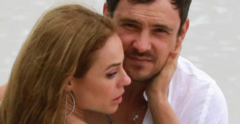 Paolla Oliveira e Sergio Guizé são flagrados em momento romântico na praia como Vivi Guedes e Chiclete