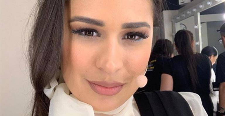 Simone comove ao surgir abraçada com o marido durante oração