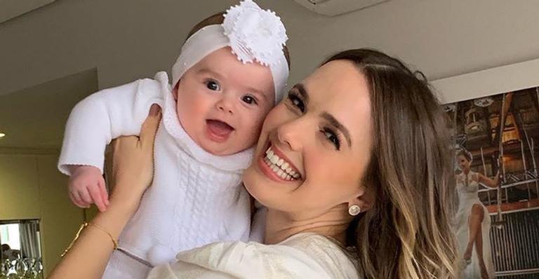 Thaeme compartilha vídeo amamentando a filha e encanta seguidores: ”Lindas”