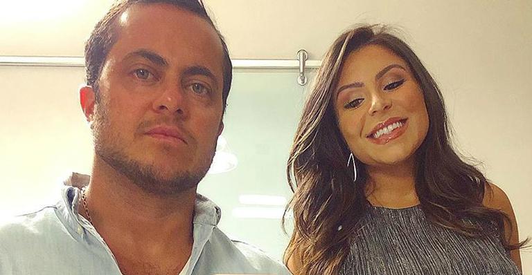 Esposa de Thammy Miranda ostenta barrigão de oito meses em biquíni minúsculo