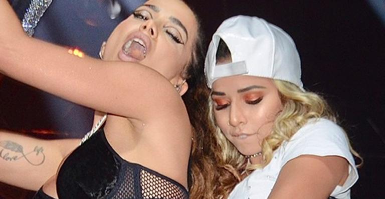 Anitta surge só de calcinha nos bastidores e protagoniza momentos quentes com dançarina no palco