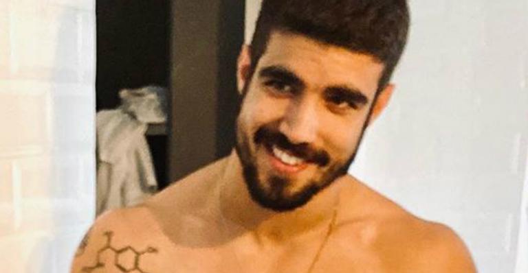 Após terminar de filmar, Caio Castro dá adeus a Rock e muda radicalmente de visual: ”Férias”