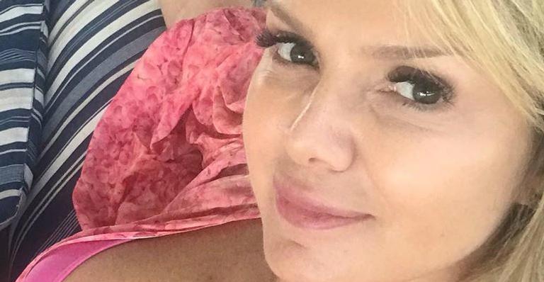 Aos 45 anos, Eliana posa com biquíni decotado e recebe comentários: ”Parece uma manga rosa”