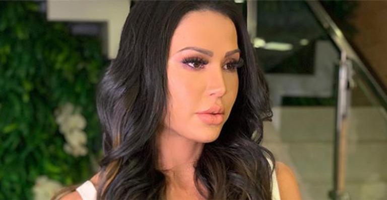 Gracyanne Barbosa exibe corpão ao cair no samba com look minúsculo