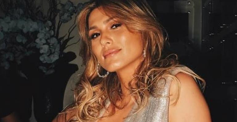 No camarim, Lívia Andrade aparece agarrando Anitta com mão boba no bumbum: ”Quente”
