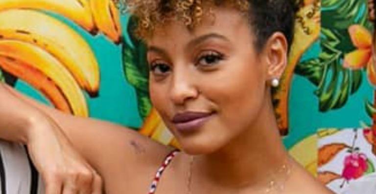 Versátil: Sheron Menezzes se exercita com filho de dois anos em carrinho