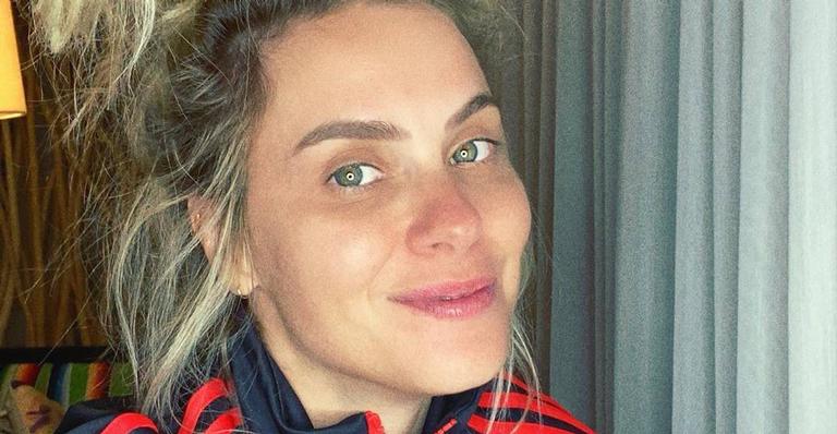 Carolina Dieckmann posa com asas em clique paradisíaco e recebe ‘chuva’ de elogios