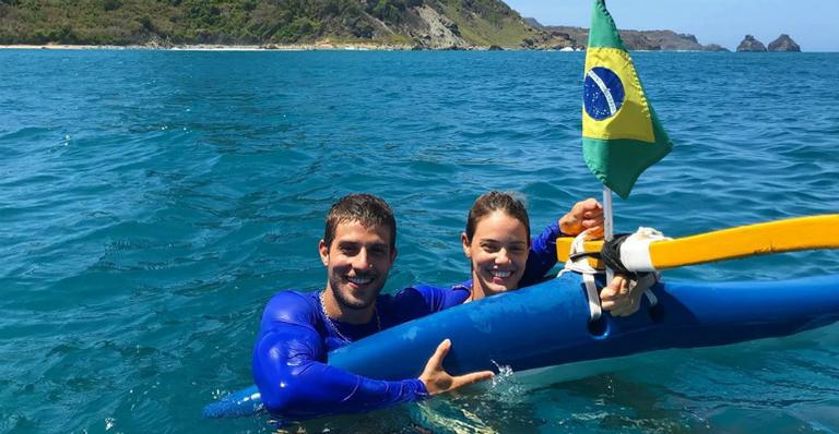 Chay Suede relembra viagem com Laura Neiva a Fernando de Noronha