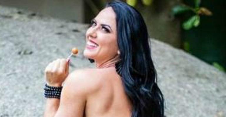 De biquíni mínimo, Graciele Lacerda mostra curvas acentuadas e recebe chuva de elogios