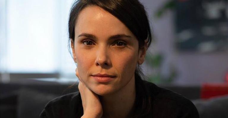 Débora Falabella compartilha primeira foto ao lado de novo namorado
