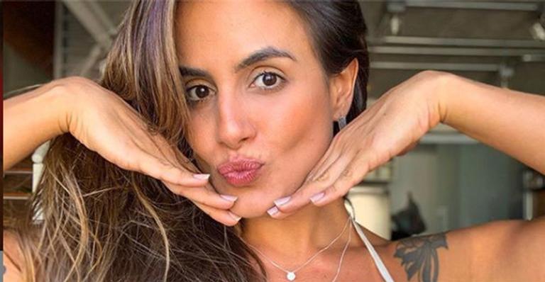Ex-BBB Carol Peixinho ostenta corpão em foto de biquíni