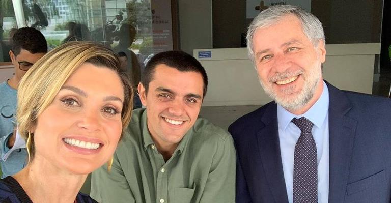 Flávia Alessandra posa ao lado de seus novos companheiros de trabalho e celebra