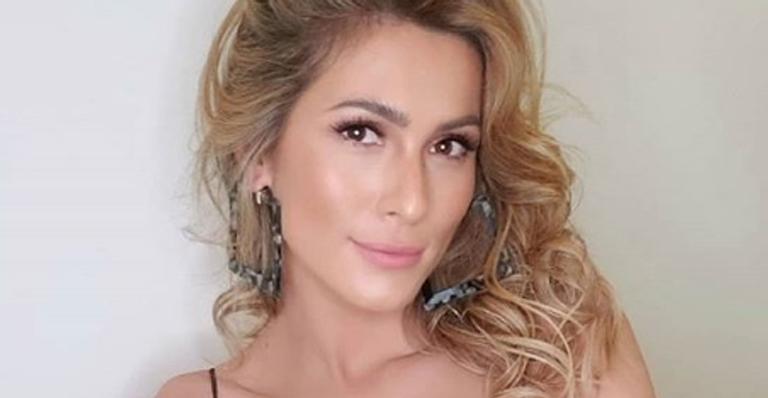 Lívia Andrade causa com vestido decotado sem sutiã e diz: ”Sou uma cascavel”