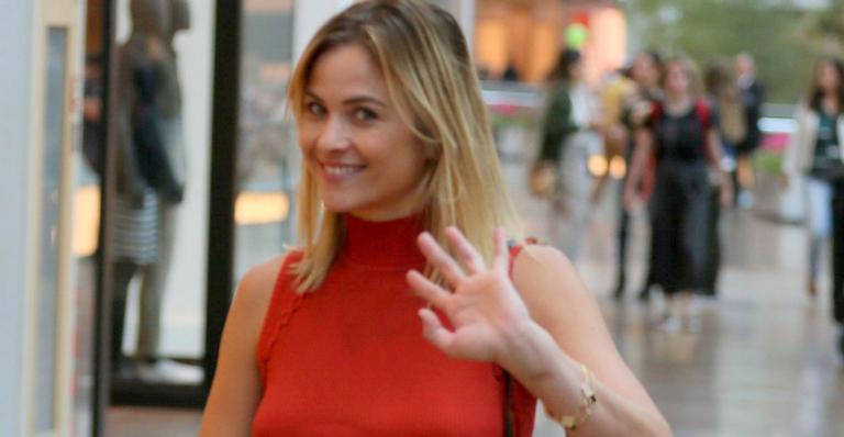 Luiza Valdetaro surge com a filha em shopping e beleza da criança chama a atenção