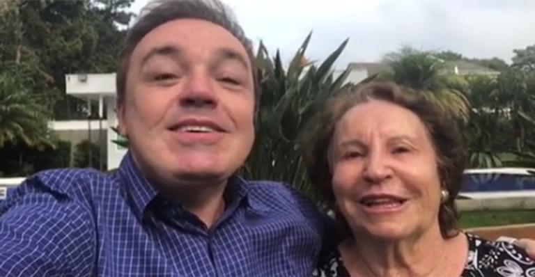Mãe de Gugu Liberato é vista em cadeira de rodas ao desembarcar em Orlando