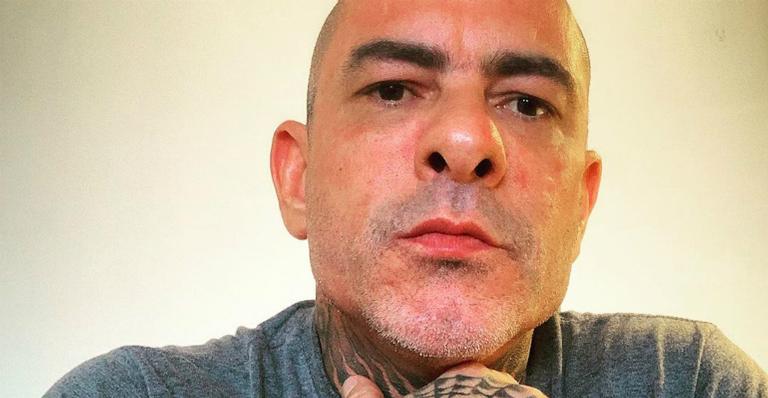 Sem camisa, Henrique Fogaça exibe corpo tatuado em Dubai