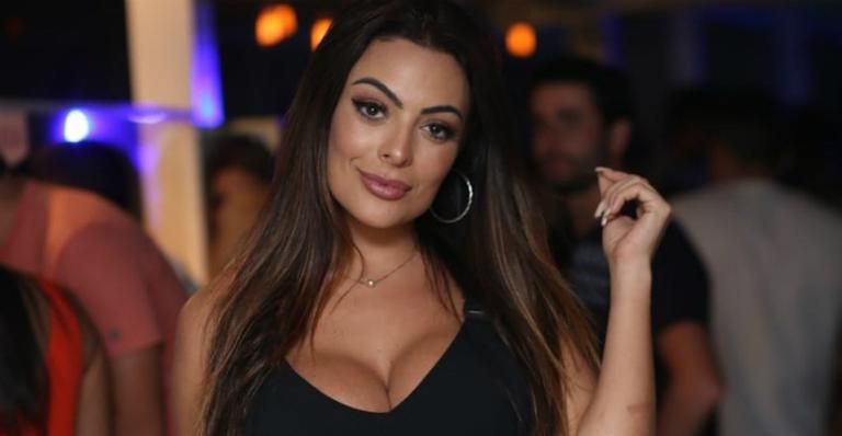 Só de biquíni, Monique Amin surpreende com corpo definido: “Que corpaço!”