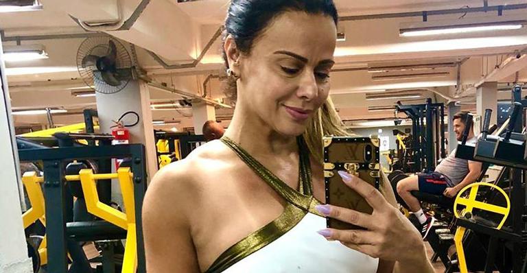 Viviane Araujo exibe barriga trincada com top e legging na academia