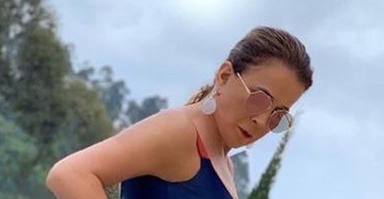 Zilu Camargo exibe corpo poderoso em piscina de mansão e manda indireta: ”Priorize-se”