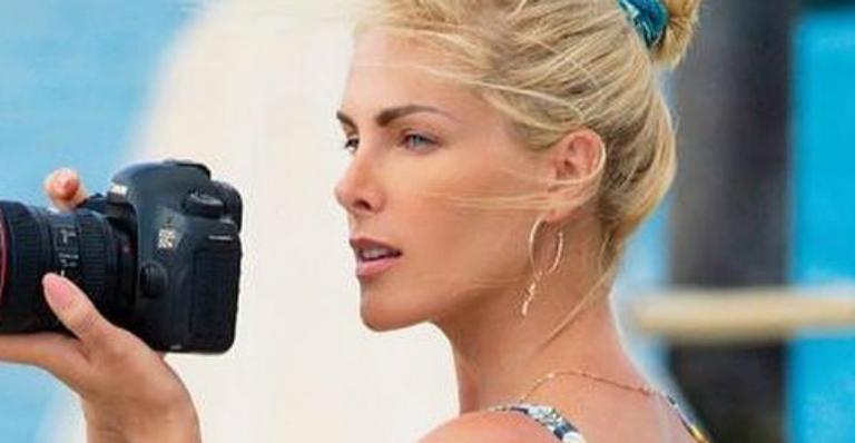 Ana Hickmann posa de shortinho mínimo e recebe elogios: ”Mais linda do Brasil”