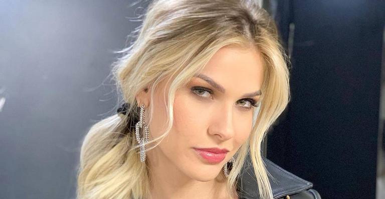 Andressa Suita surge com os dois filhos no colo e brinca: ‘Treino de braço’