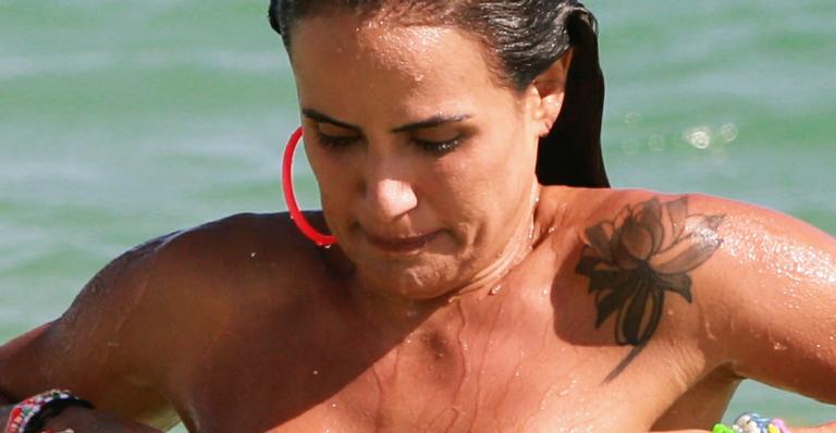 De biquíni tomara-que-caia, Carol Peixinho quase mostra demais em banho de mar