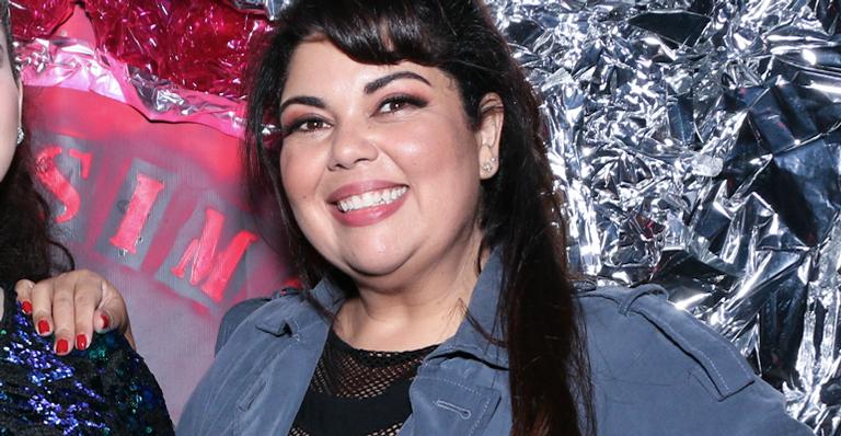 Filha gata de Fabiana Karla comemora 21 anos com microvestido arrasador