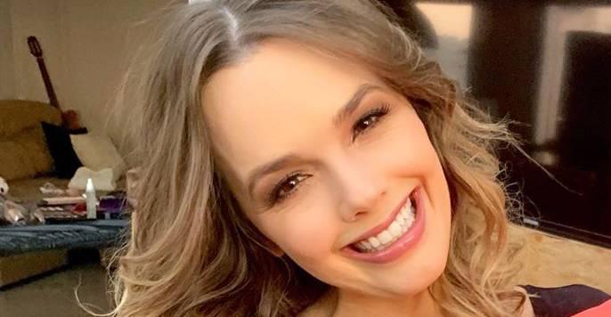 Filha de Thaeme, Liz explode o fofurômetro ao ser clicada pela mamãe: ‘Ai, que delícia’