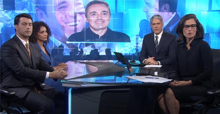 William Bonner vive saia-justa ao receber convidados enquanto anuncia morte de Gugu