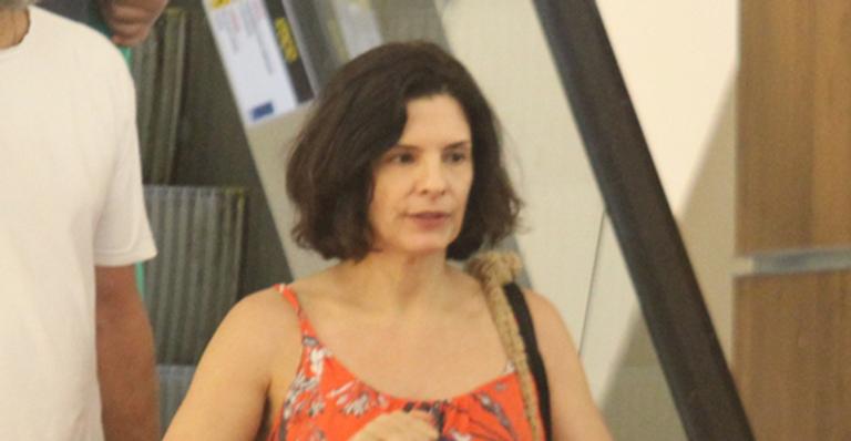 Helena Ranaldi faz rara aparição com o marido em shopping no Rio