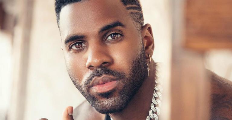 Jason Derulo aparece só de sunga e brinca com volume: ”Anaconda”