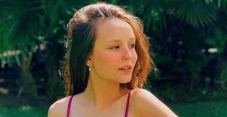 No clima do verão, Larissa Manoela surge de biquíni e mostra corpão nas redes
