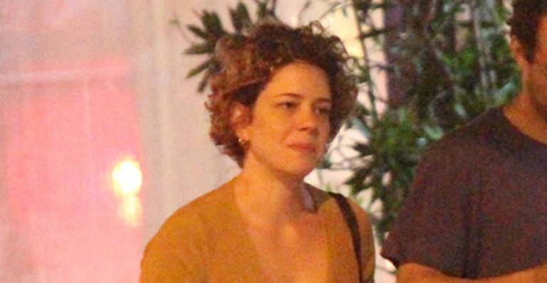 Leandra Leal troca carinhos com o namorado em shopping no Rio de Janeiro