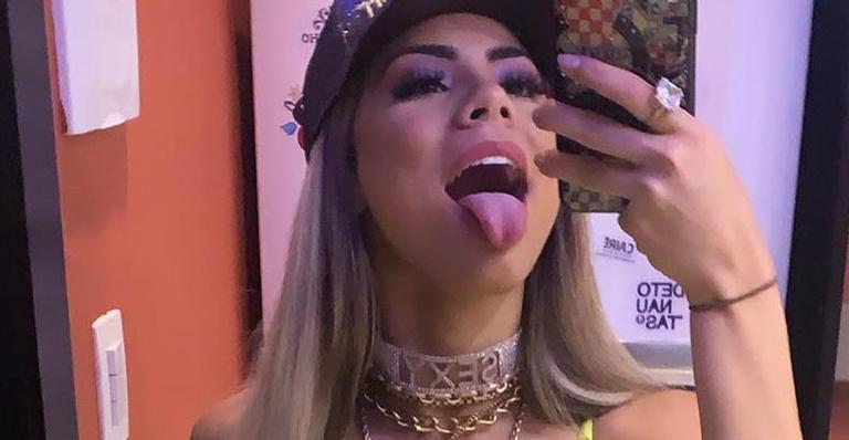 Na Austrália, Lexa sai de balada em carrinho de mercado e dispara: ”Pago minhas contas”