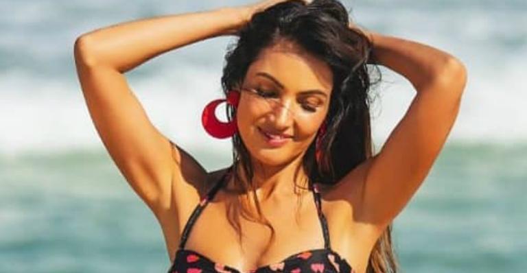 Patricia Poeta deixa discrição de lado, posa de biquíni e exibe barriga sequinha