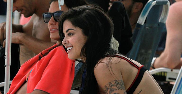 Aline Riscado ostenta corpão com biquíni fio-dental em dia na praia