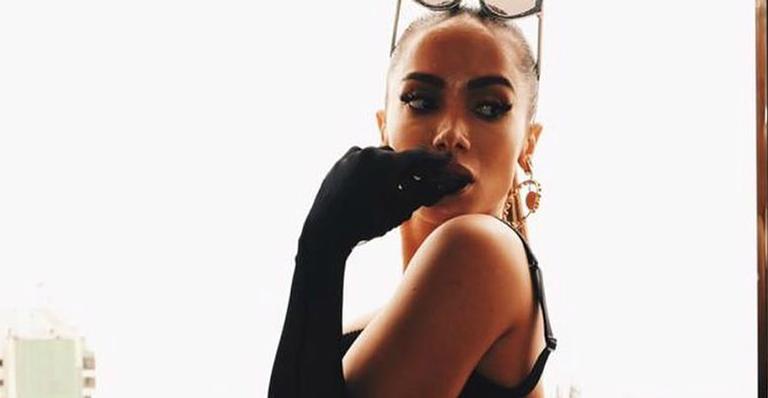 Anitta aposta em microvestido transparente para cantar na final da Libertadores e impressiona