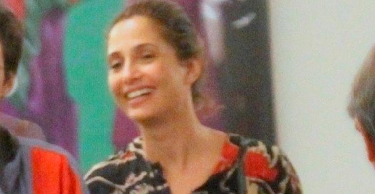Discreta, Camila Pitanga é flagrada ao lado da namorada pela primeira vez após assumir relacionamento
