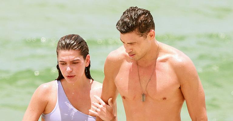 Cauã Reymond e Mariana Goldfarb trocam carinhos em praia no Rio de Janeiro