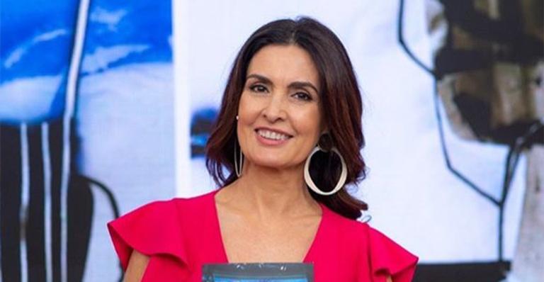Filha de Fátima Bernardes deixa a barriga à mostra em look justo