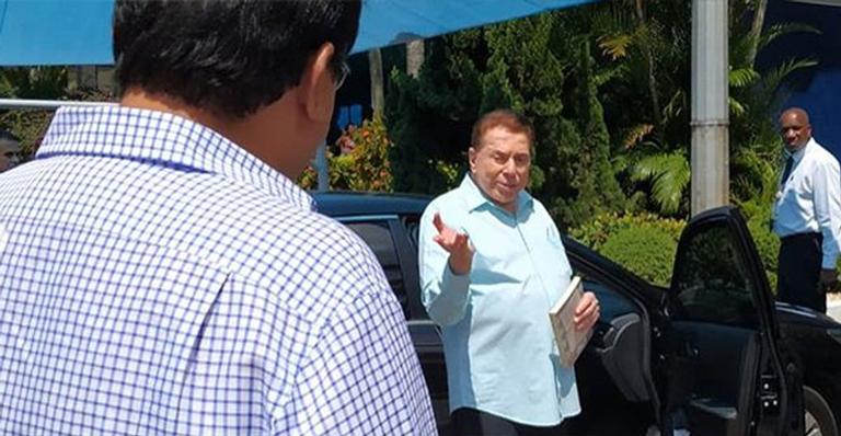 Silvio Santos é flagrado nos bastidores do SBT em fotos com Geraldo Luis