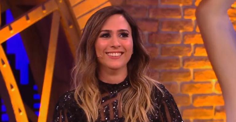 Sofá gigante e look folgado de Tatá Werneck roubam a cena na web