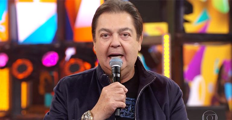 Faustão dá beijão na mulher em entrevista no camarim