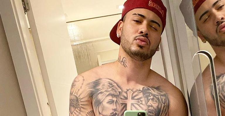 Kevinho mostra volumão em selfie no espelho e detalhe chama atenção: ”Um maior que o outro”