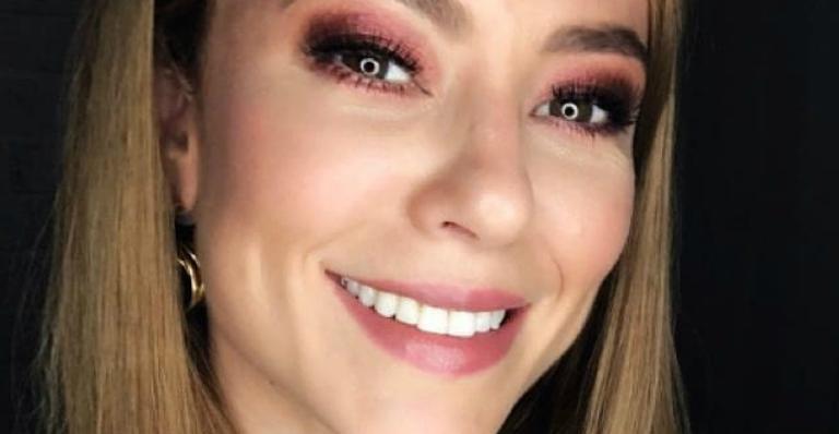 Paolla Oliveira ostenta pernões ao posar só de camiseta em clique espontâneo: ”Flagra”